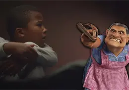 Madre da de cinturonazos a su hijo por fumar mariguana y al final ella termina arrestada