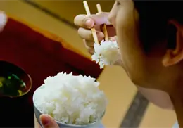 ¿Por qué los asiáticos comen tanto arroz y no engordan? Este es el secreto detrás de su metabolismo