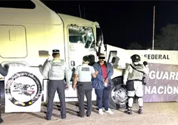 En Caborca, decomisan tráiler en el que traficaban metanfetamina