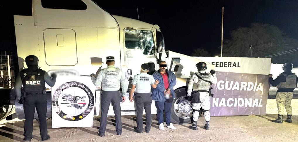 En Caborca, decomisan tráiler en el que traficaban metanfetamina