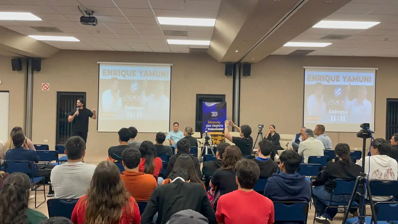 Los jóvenes de diferentes carreras escucharon y participaron en el foro que busca crear en ellos una mente de innovación