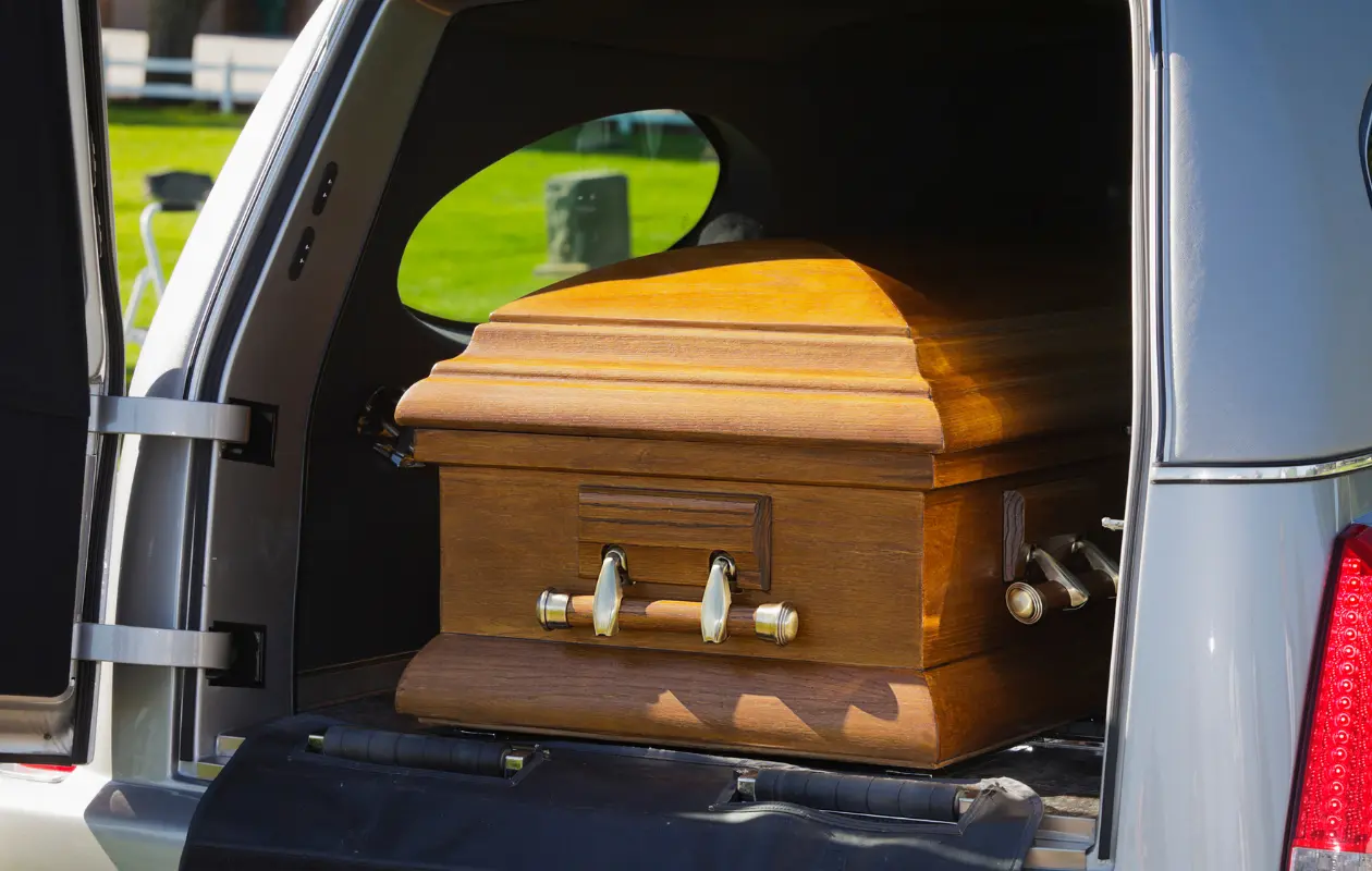 El cuerpo no fue recibido en el hospital porque no llevaba certificado de defunción.