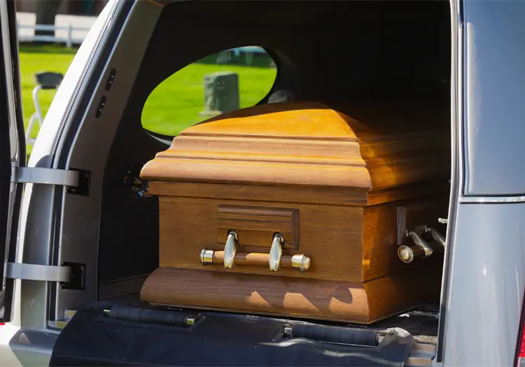 Mujer dada por muerta despierta en su ataúd camino a la cremación en Tailandia