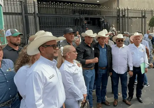 Transportistas y campesinos mantienen bloqueos tras reunión fallida con Segob