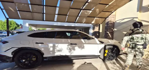 Decomisan camionetas de lujo, armas y drogas durante cateo en Hermosillo