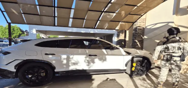 Decomisan camionetas de lujo, armas y drogas durante cateo en Hermosillo