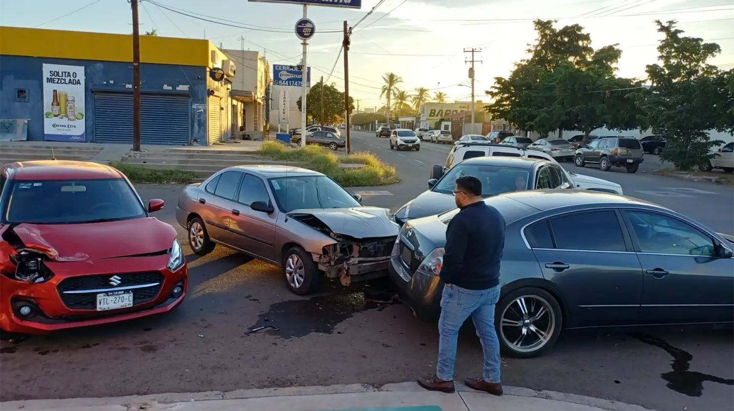 Participan cuatro autos en carambola al norte de Ciudad Obregón