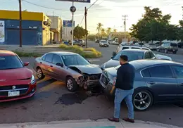 Participan cuatro autos en carambola al norte de Ciudad Obregón