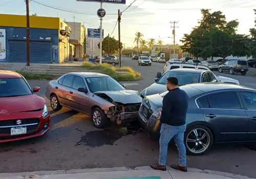 Participan cuatro autos en carambola al norte de Ciudad Obregón