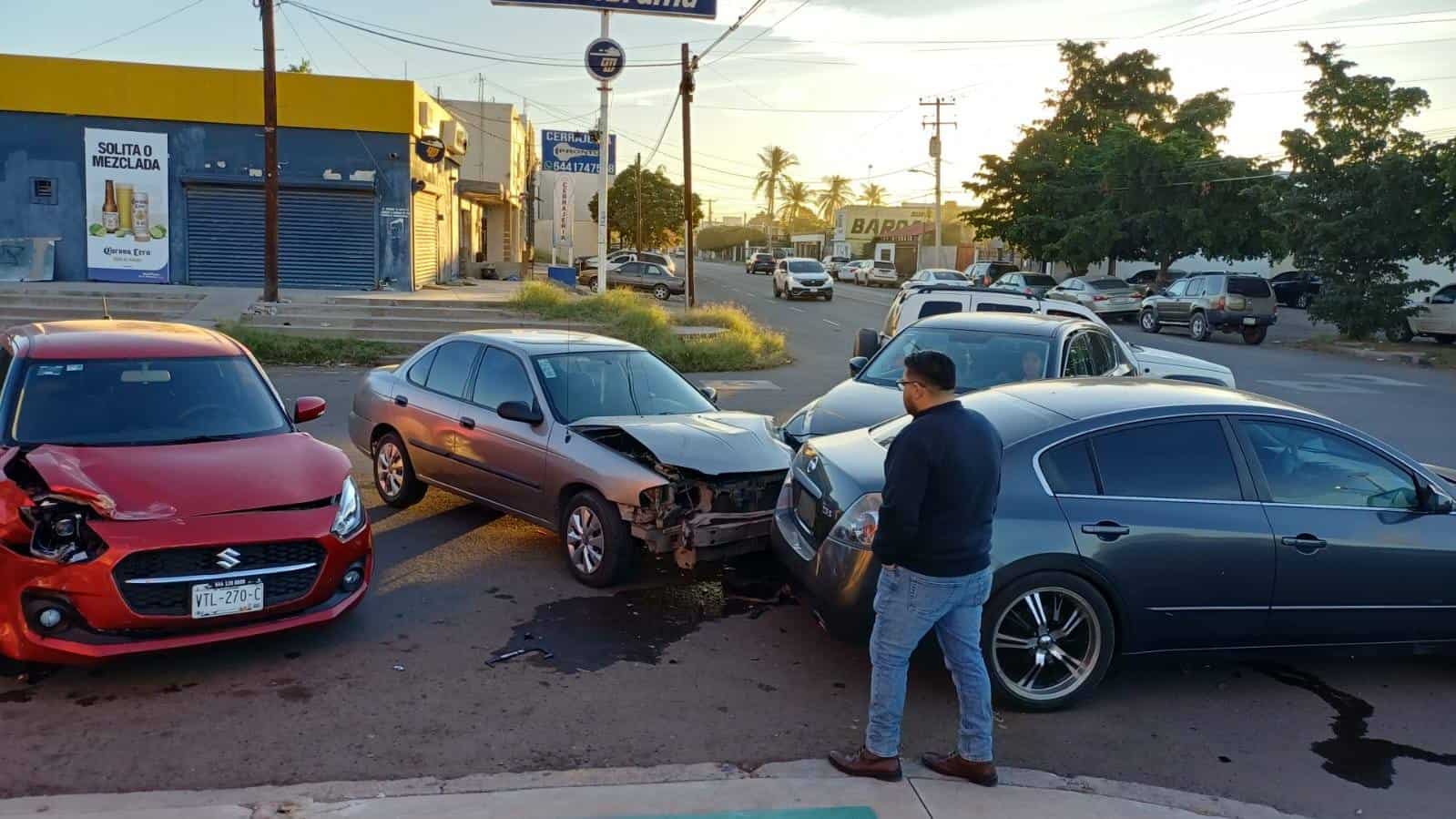 Participan cuatro autos en carambola al norte de Ciudad Obregón