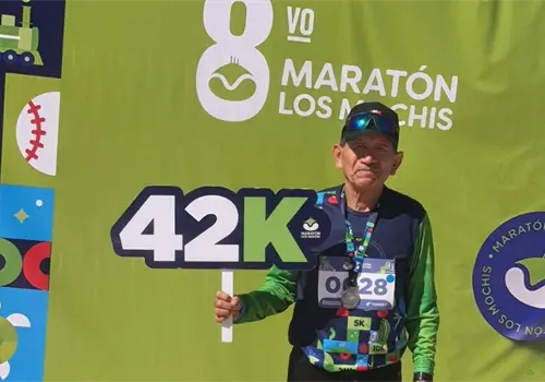 Meta cumplida: José de Jesús Cozari culmina su maratón número 99