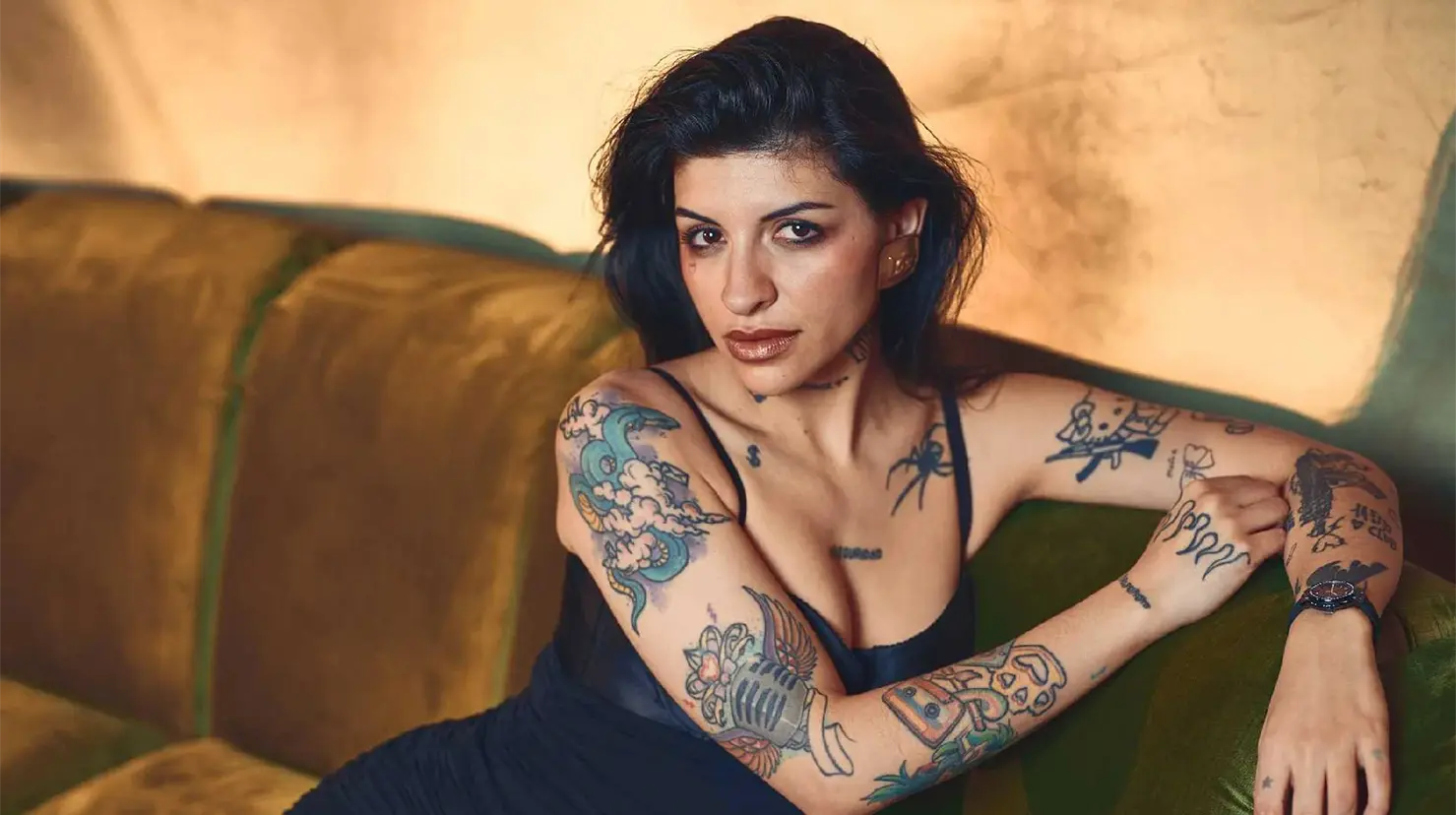 Piden firmas para lograr la "Ley Cazzu", la iniciativa que busca liberar a madres solteras de trámites abusivos