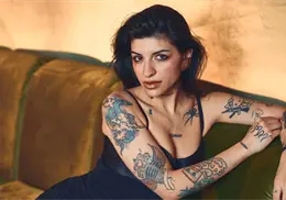 Piden firmas para lograr la "Ley Cazzu", la iniciativa que busca liberar a madres solteras de trámites abusivos