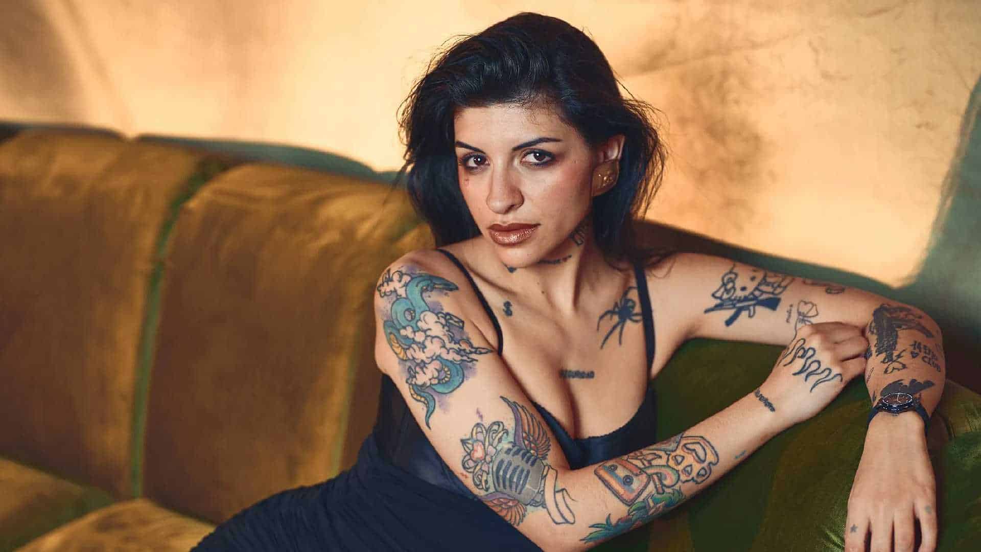 Piden firmas para lograr la Ley Cazzu, la iniciativa que busca liberar a madres solteras de trámites abusivos