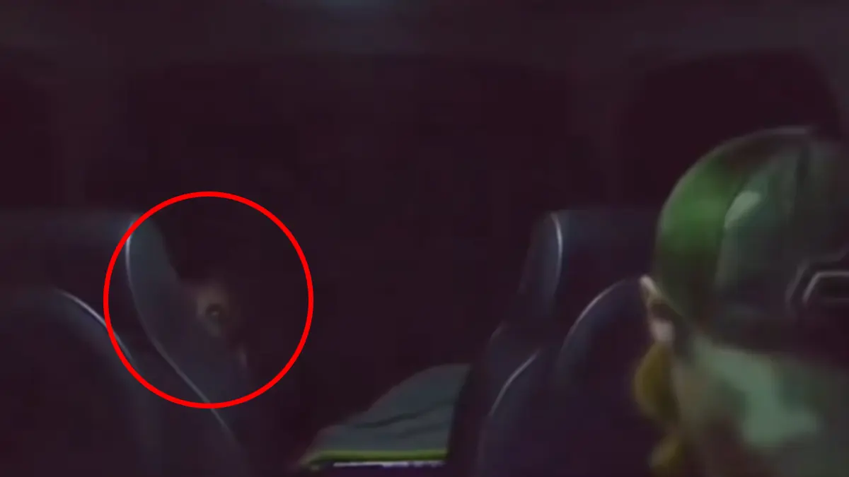 VIDEO | Cámara interior de carro capta a un demonio en la parte trasera del vehículo