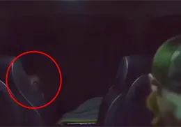 VIDEO | Cámara interior de carro capta a un demonio en la parte trasera del vehículo