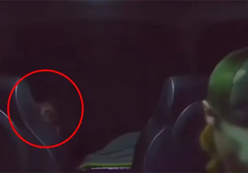 VIDEO | Cámara interior de carro capta a un demonio en la parte trasera del vehículo