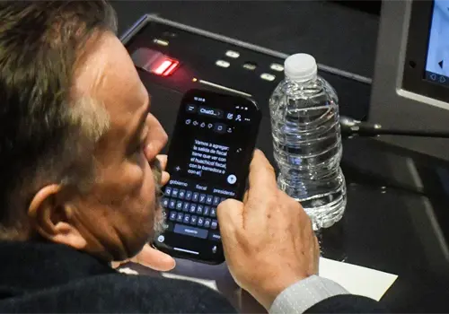 Captan a Senador usando ChatGPT para escribir su discurso y desata polémica en redes sociales
