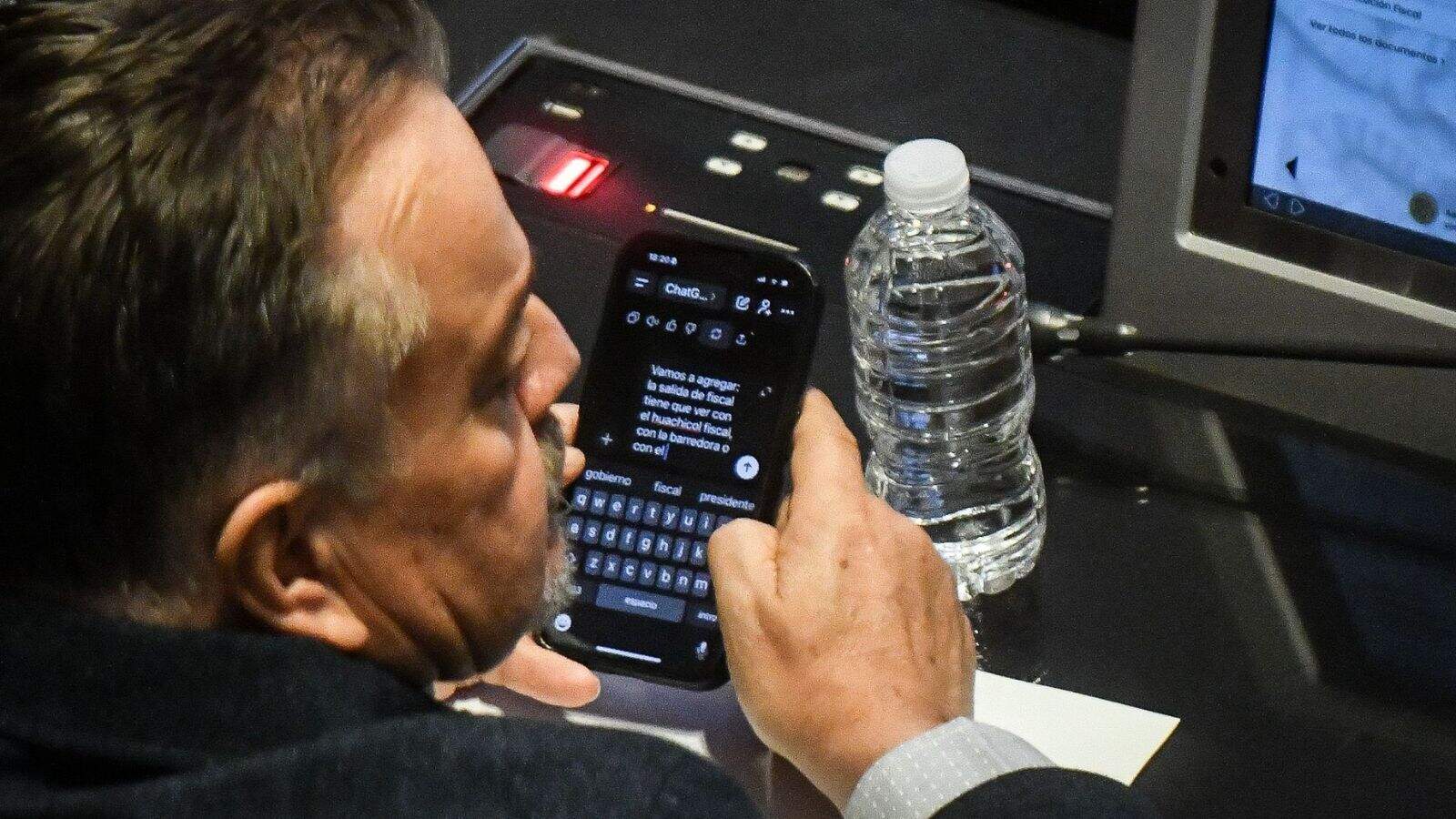 Captan a Senador usando ChatGPT para escribir su discurso y desata polémica en redes sociales