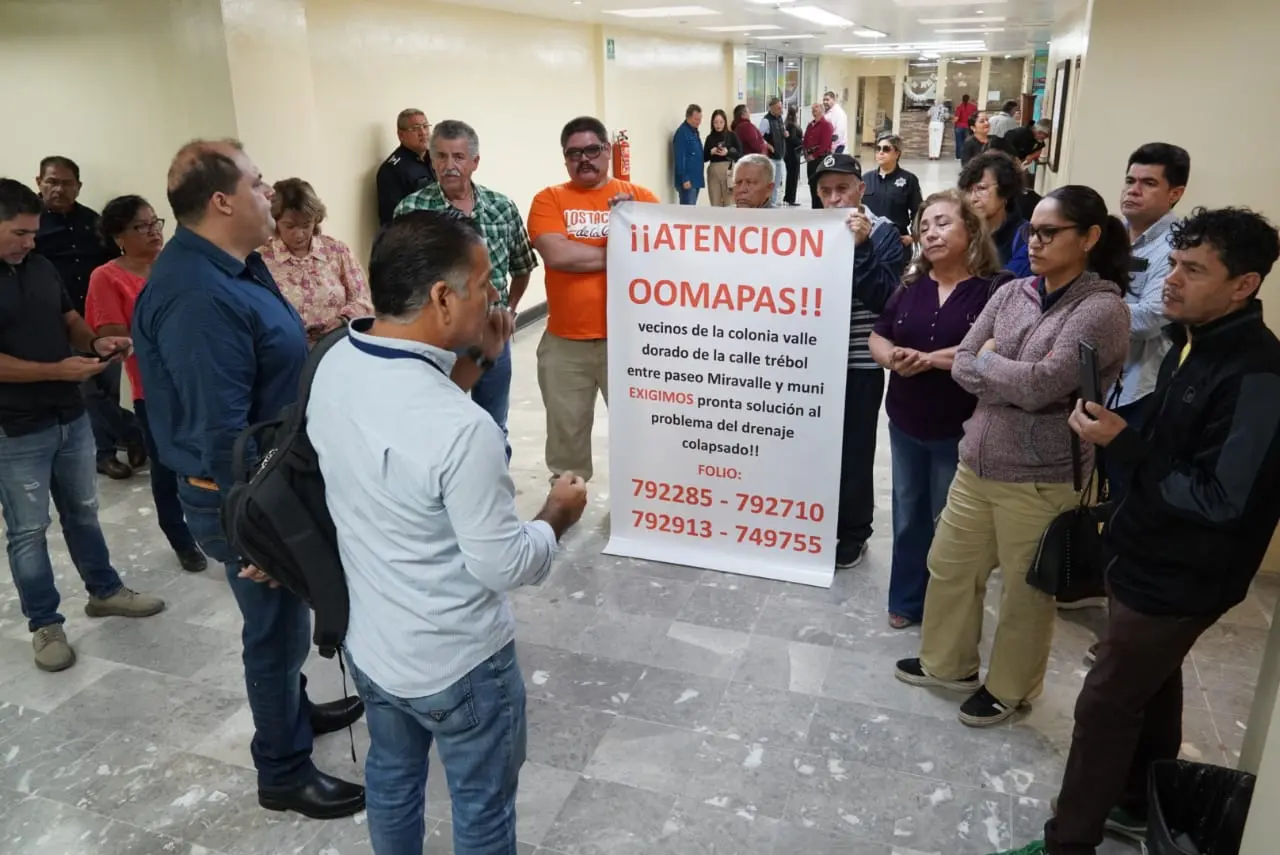 Se manifiestan vecinos de la Valle Dorado en Palacio Municipal