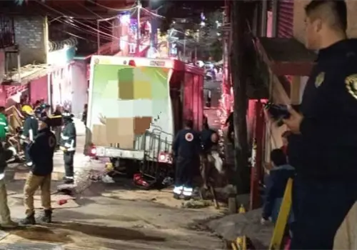 VIDEO | Así se impactó camión repartidor de refrescos contra una casa en la CDMX