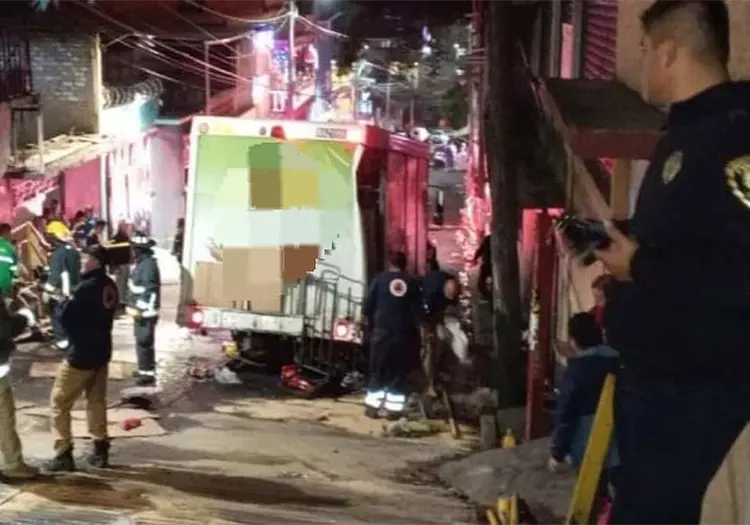 VIDEO | Así se impactó camión repartidor de refrescos contra una casa en la CDMX