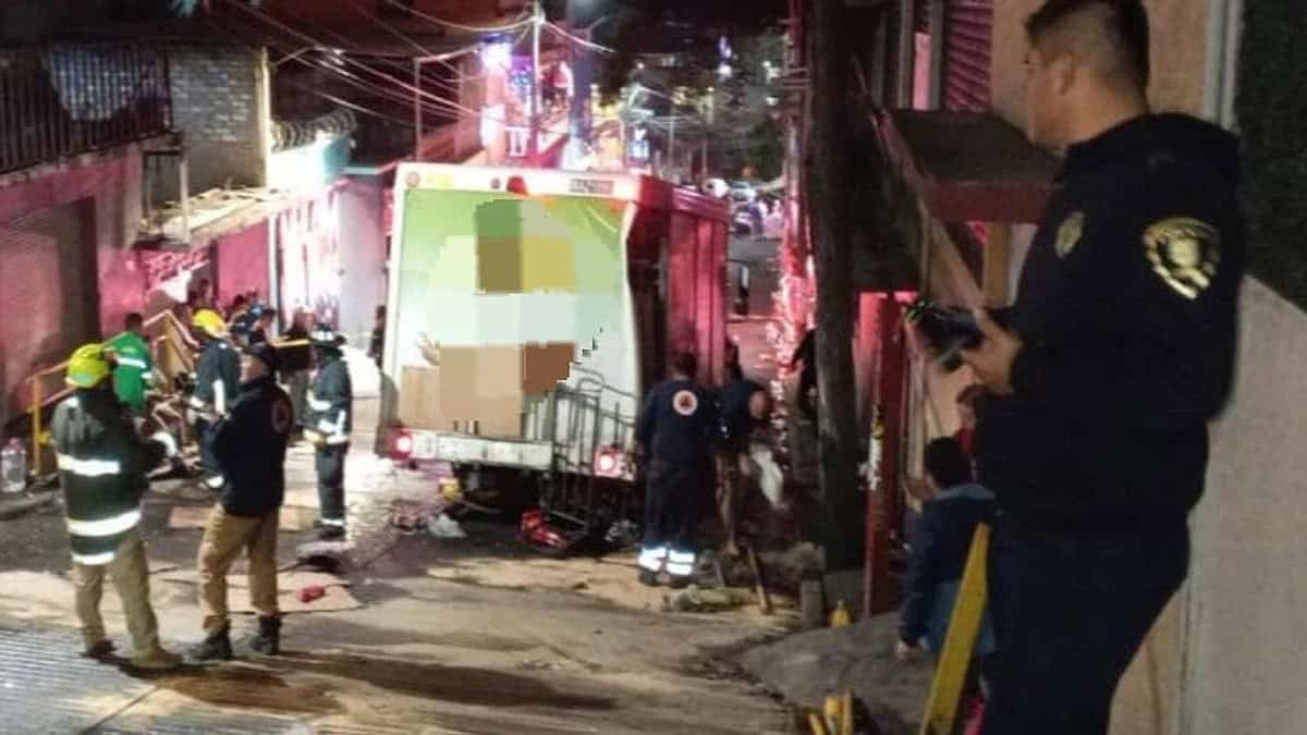 VIDEO | Así se impactó camión repartidor de refrescos contra una casa en la CDMX