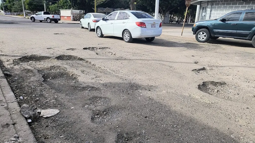 Urgen rehabilitación de calle en la colonia Constitución