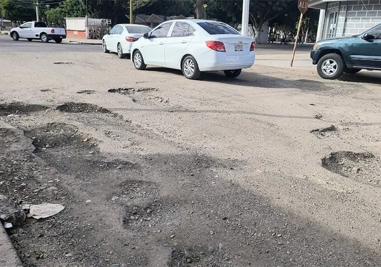 Urgen rehabilitación de calle en la colonia Constitución