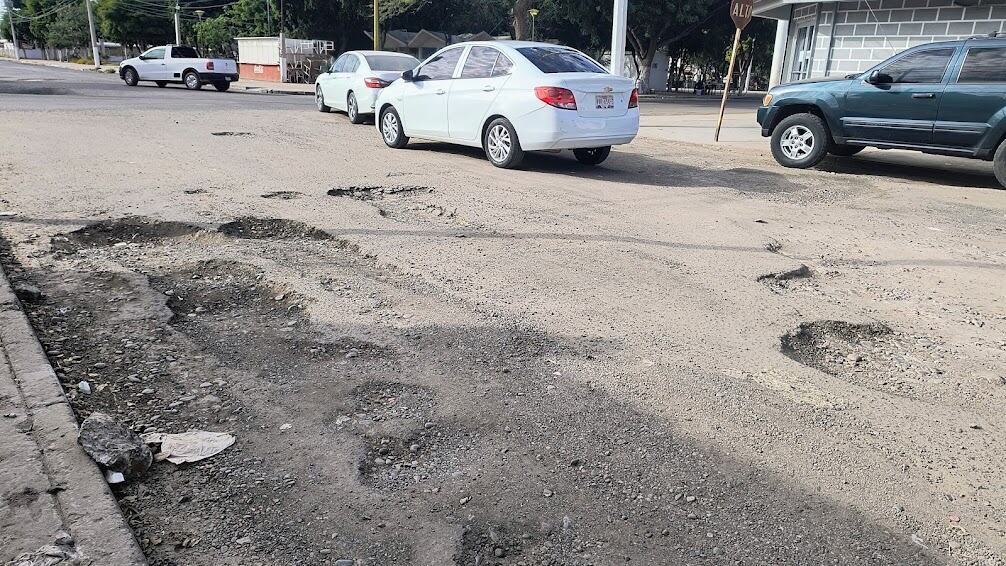 Urgen rehabilitación de calle en la colonia Constitución