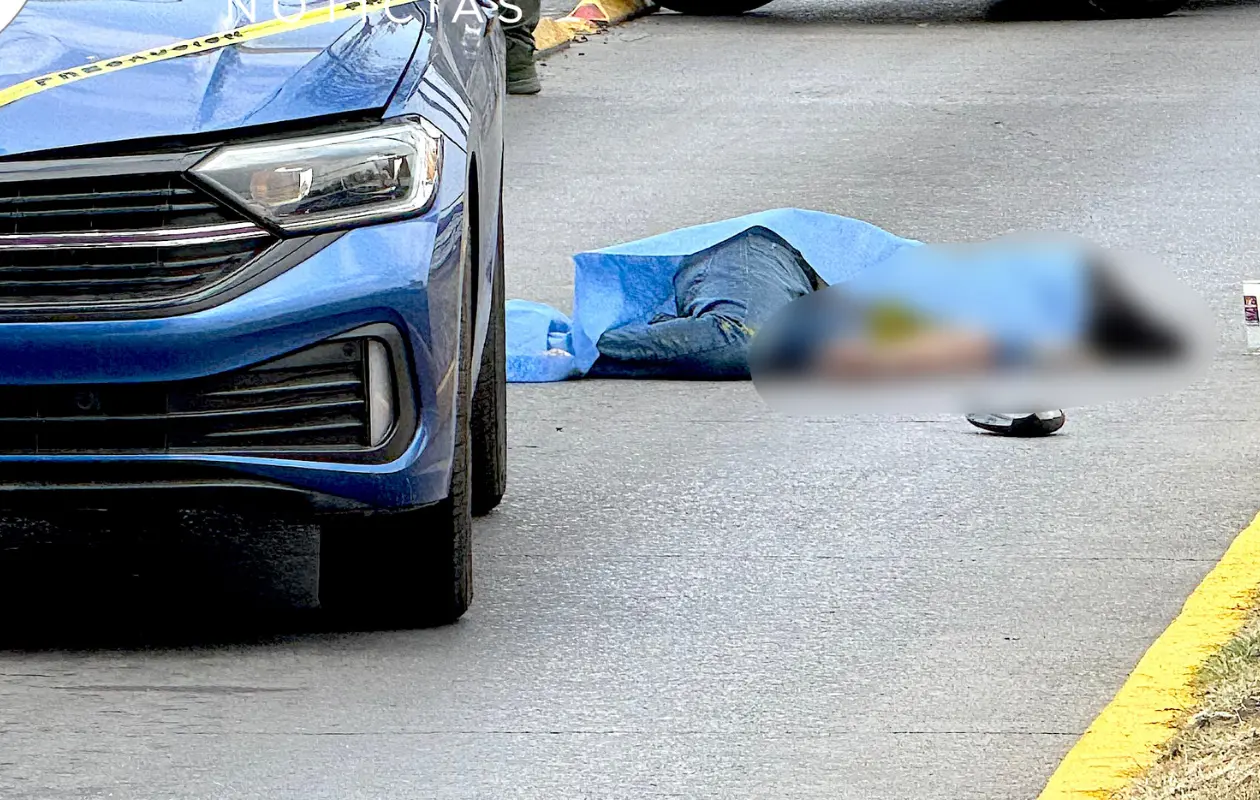 El cuerpo quedó sobre la vía asfáltica y el conductor responsable fue detenido.