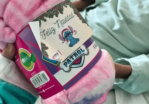 Recaudan cobijas para niños que luchan contra el cáncer