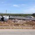 Vuelca tráiler cargado de cebollas en carretera Navojoa- Ciudad Obregón