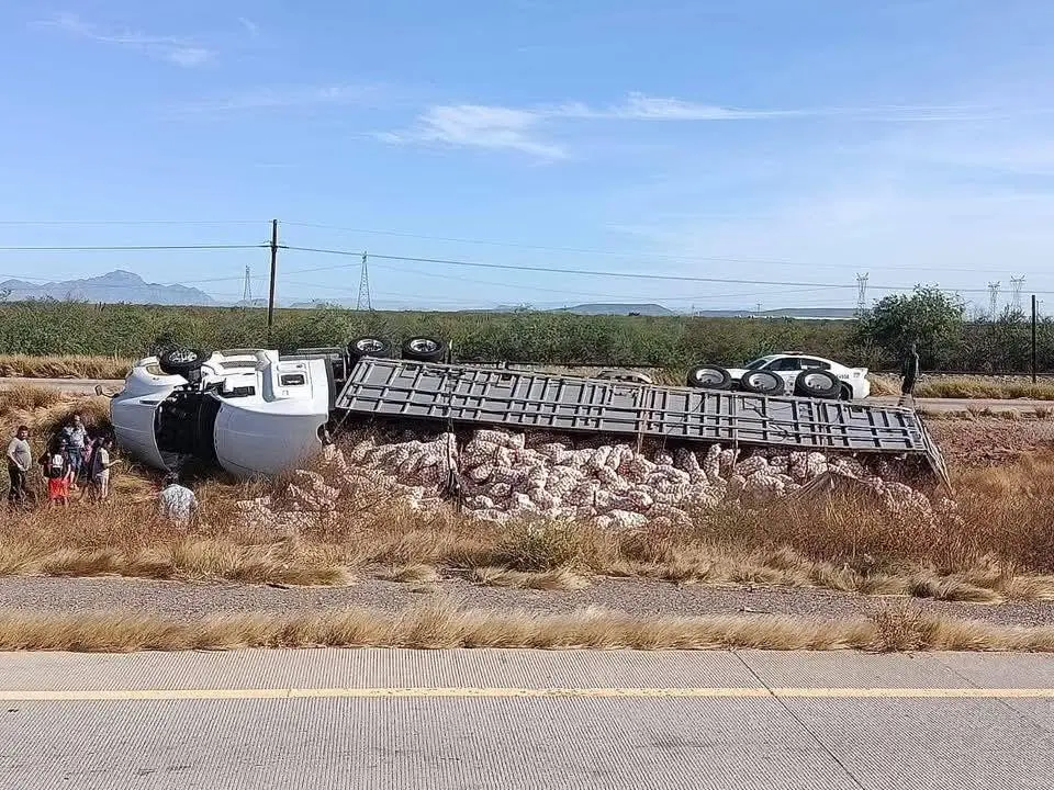 Vuelca tráiler cargado de cebollas en carretera Navojoa- Ciudad Obregón