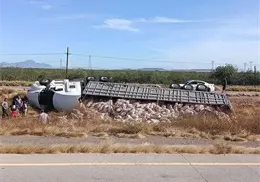 Vuelca tráiler cargado de cebollas en carretera Navojoa- Ciudad Obregón