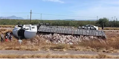 Vuelca tráiler cargado de cebollas en carretera Navojoa- Ciudad Obregón