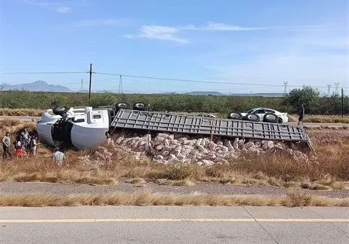 Vuelca tráiler cargado de cebollas en carretera Navojoa- Ciudad Obregón Vuelca tráiler cargado de cebollas en carretera Navojoa- Ciudad Obregón