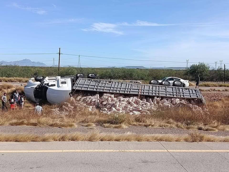 Vuelca tráiler cargado de cebollas en carretera Navojoa- Ciudad Obregón