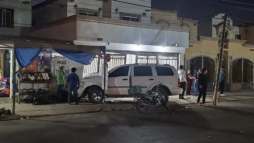 Aparatoso accidente vehicular deja solo daños materiales