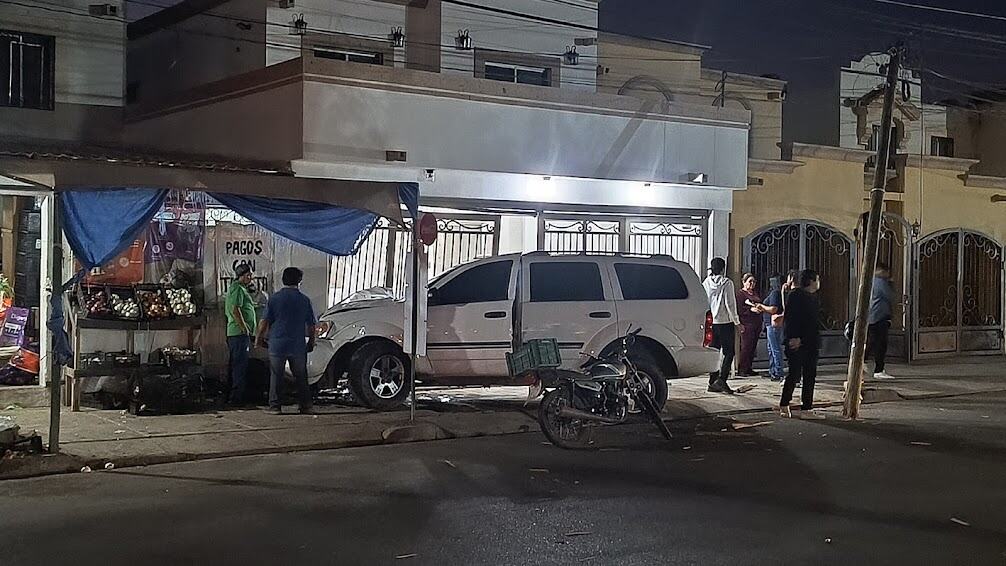 Aparatoso accidente vehicular deja solo daños materiales