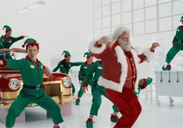 John Travolta revive a Danny Zuko, pero convertido en Santa Claus John Travolta revive a Danny Zuko, pero convertido en Santa Claus