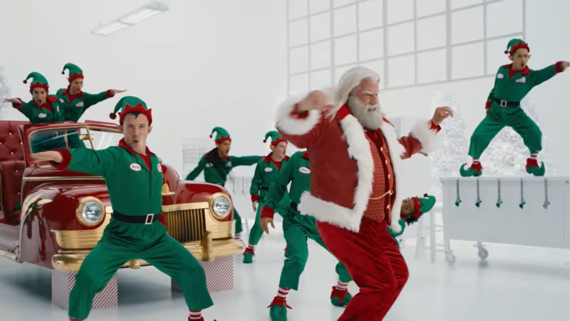 John Travolta revive a Danny Zuko, pero convertido en Santa Claus