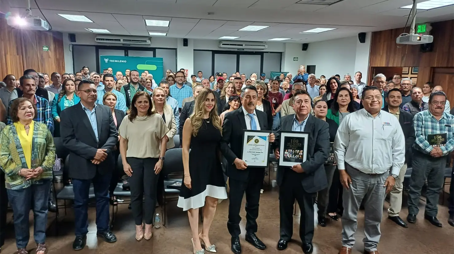 Reconocen a Javier Lamarque