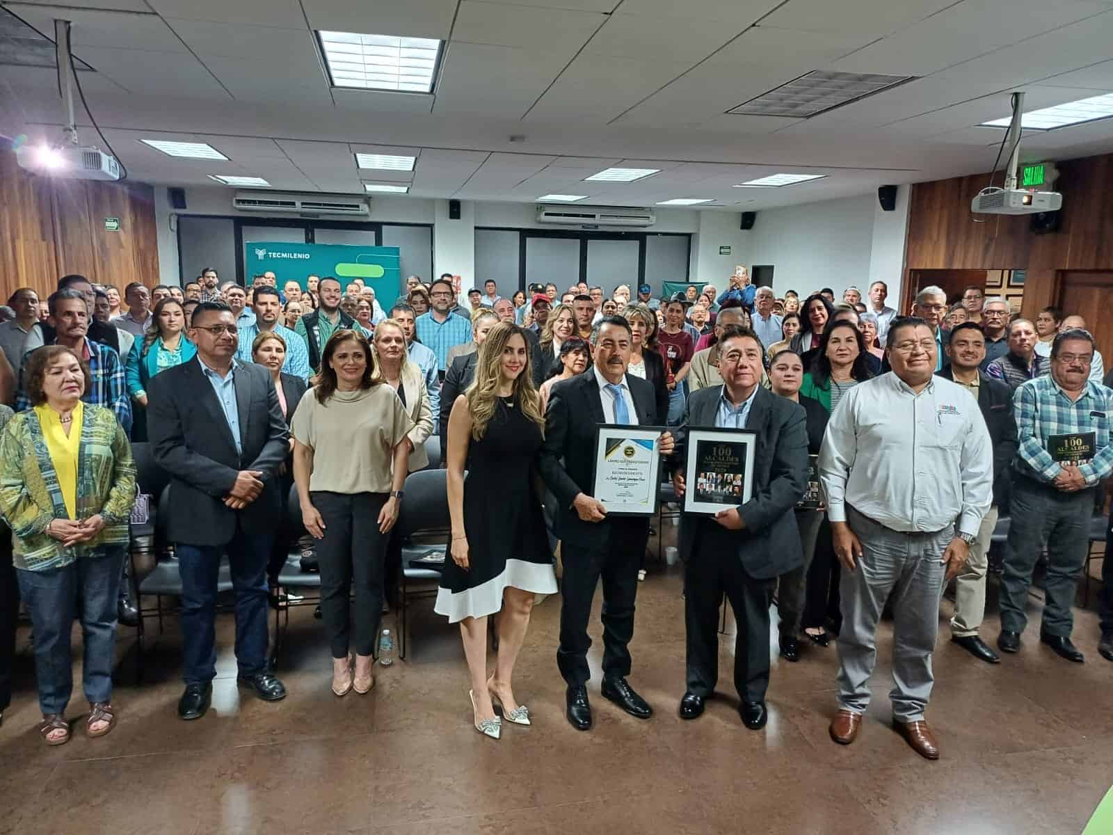 Reconocen a Javier Lamarque