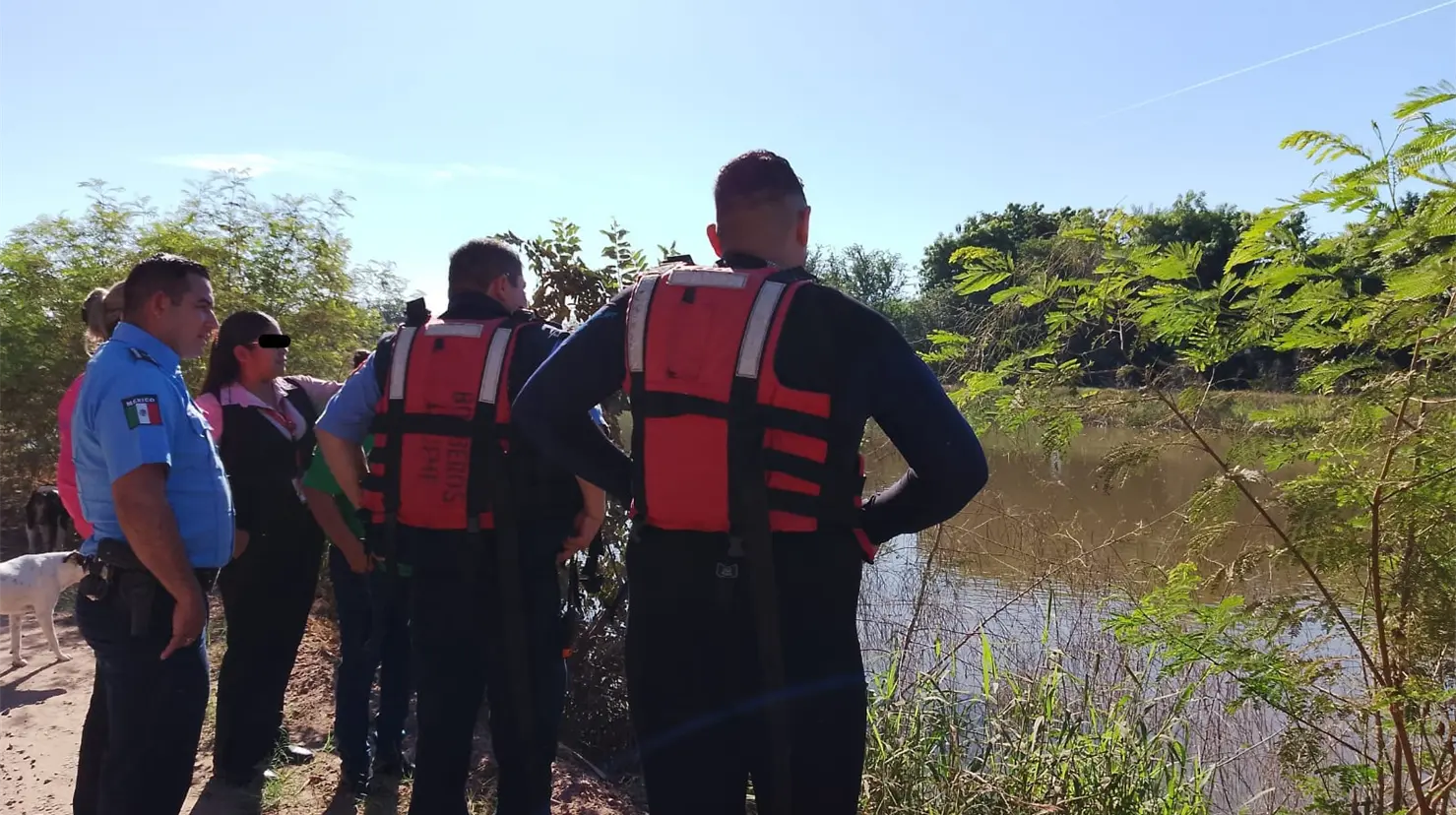 Cae camioneta al Canal Bajo, en la Comisaría de Providencia