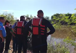 Cae camioneta al Canal Bajo, en la Comisaría de Providencia