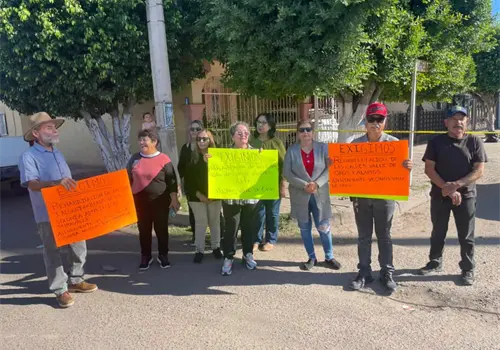 Cierran calles para que se atienda la colonia Ampliación Miravalle Cierran calles para que se atienda la colonia Ampliación Miravalle