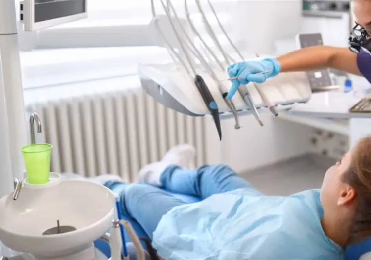 Detienen al anestesista y a la dueña de la Clínica Mireia por la muerte de una niña de 6 años en Alzira