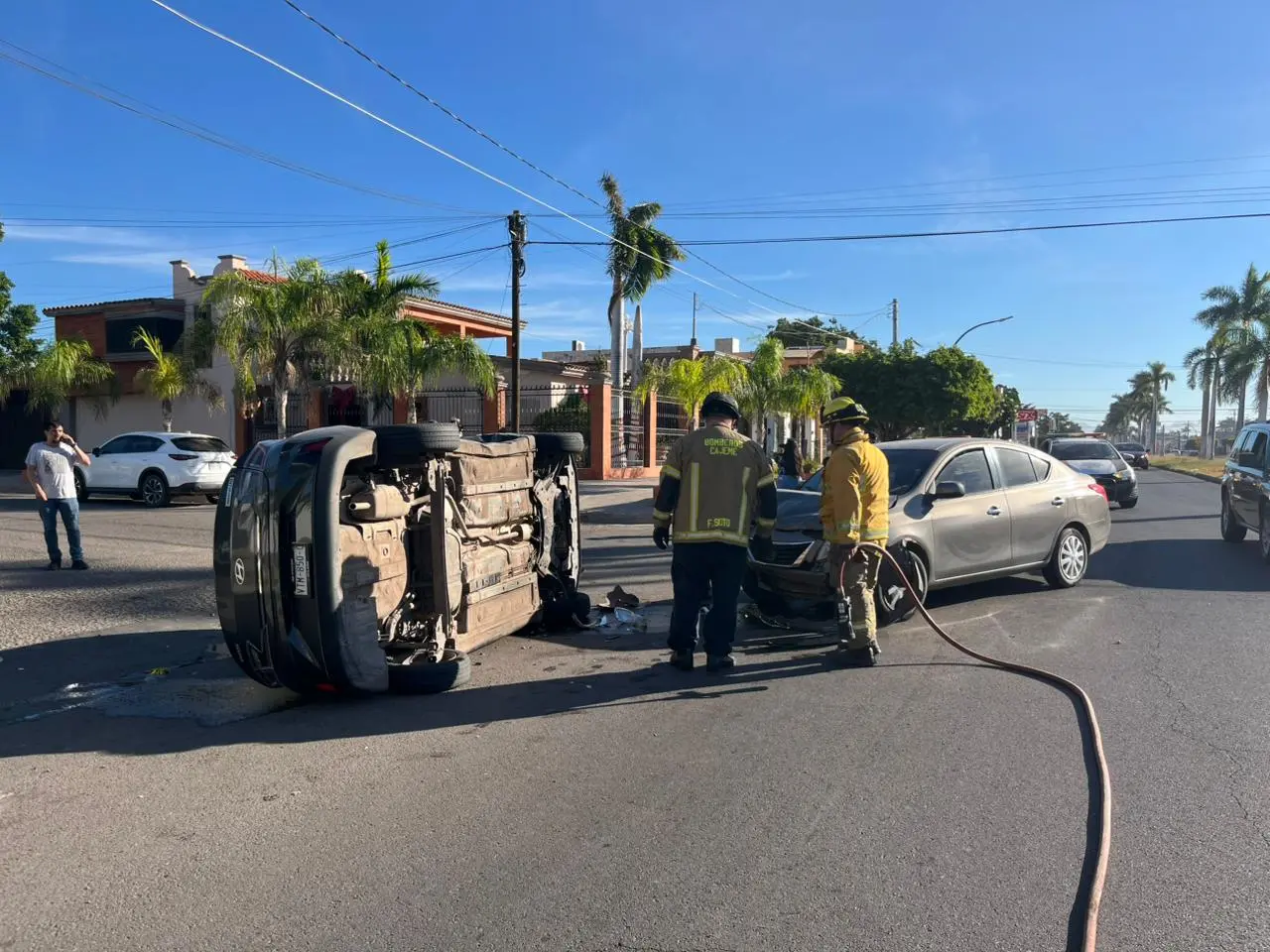 Vuelca automóvil en la calle Náinari de Ciudad Obregón