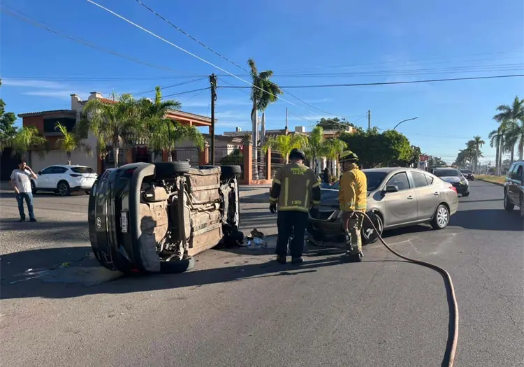 Vuelca automóvil en la calle Náinari de Ciudad Obregón